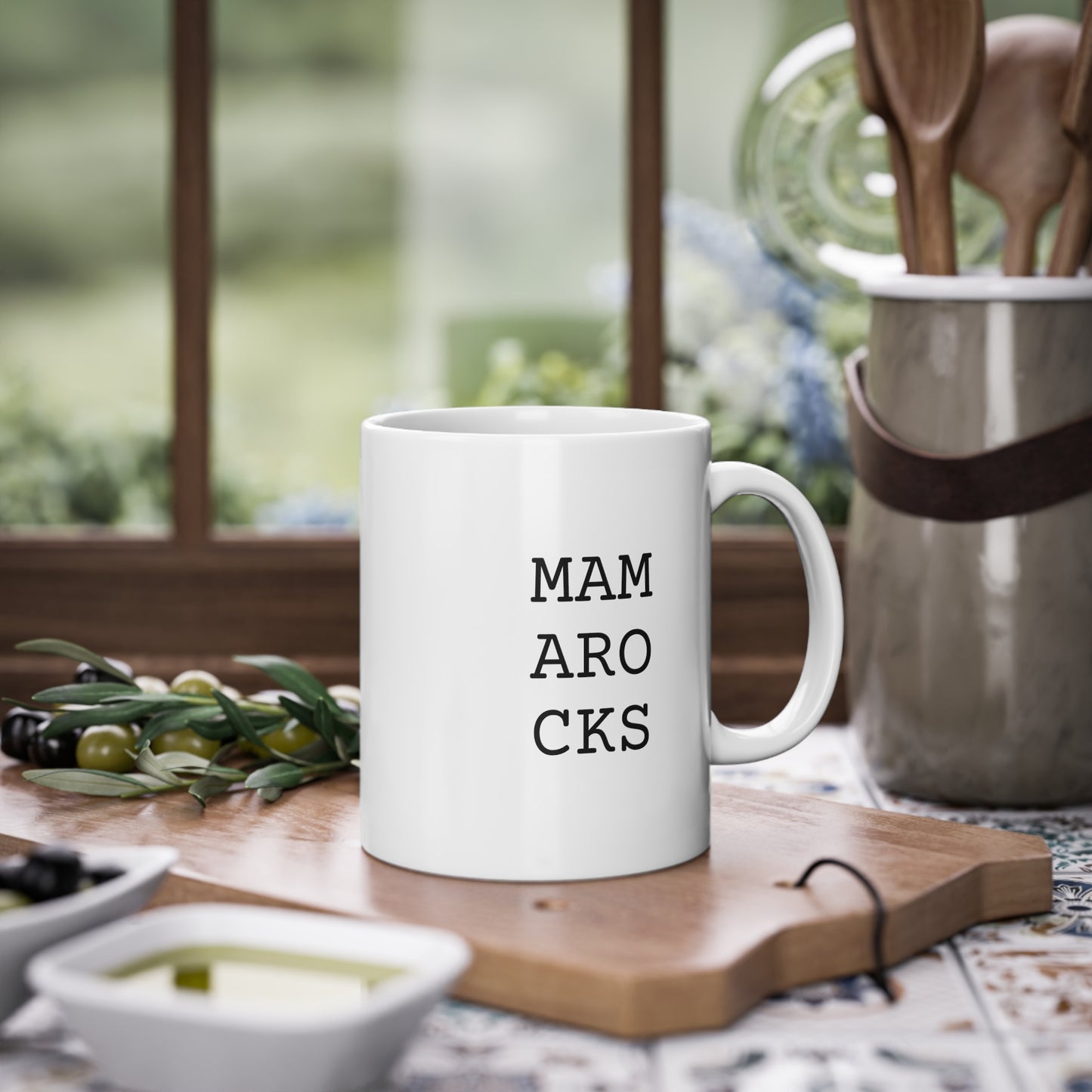 Weisse Design Tasse "Mama rocks"